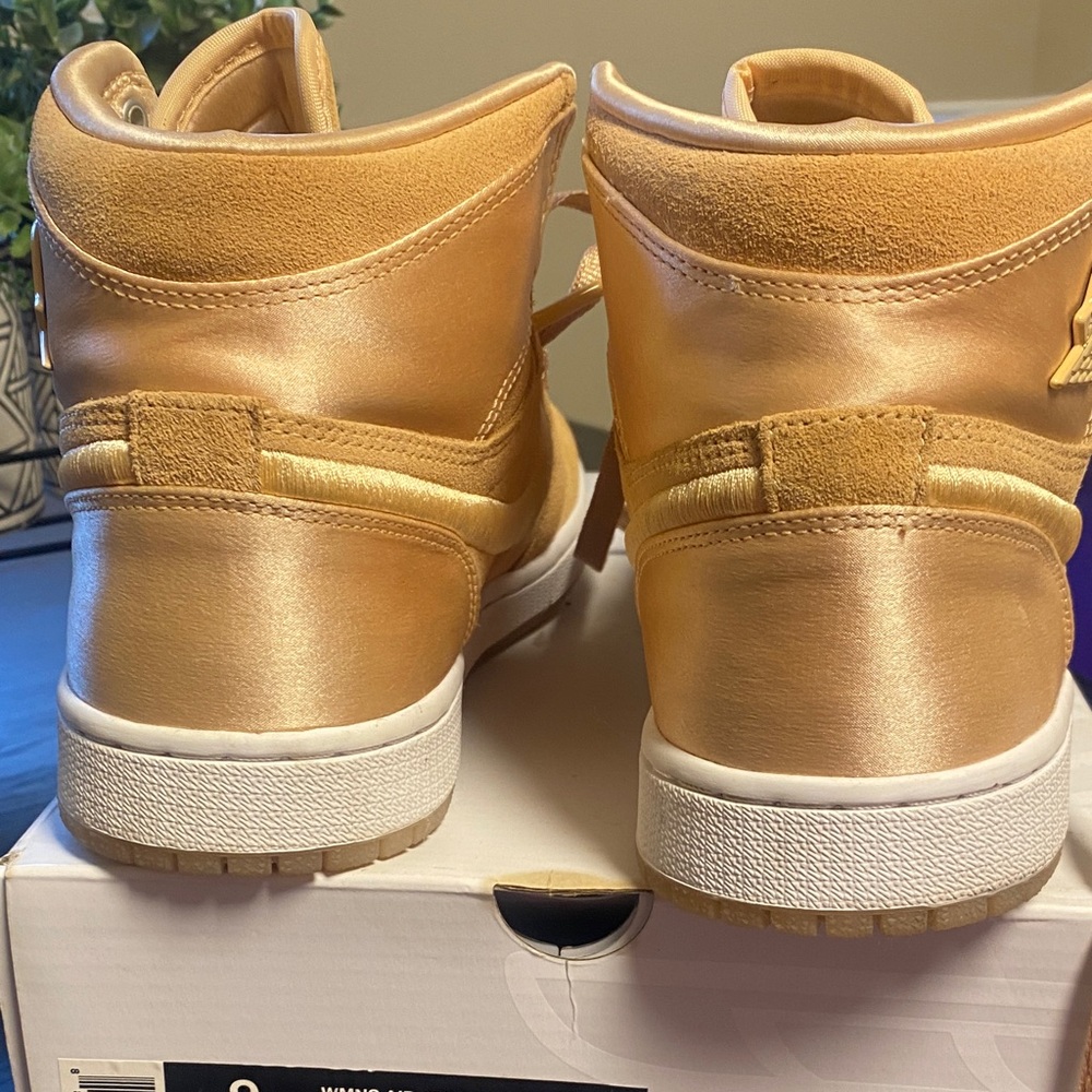Jordan Women's Air Jordan 1 Mid Gold - Picture 4 of 5